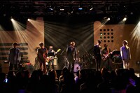 CUBERS「冬の“踊らないワンマン2022”～豪華なフルバンド編成！生演奏でお届けします～」の様子。（撮影：上溝恭香）