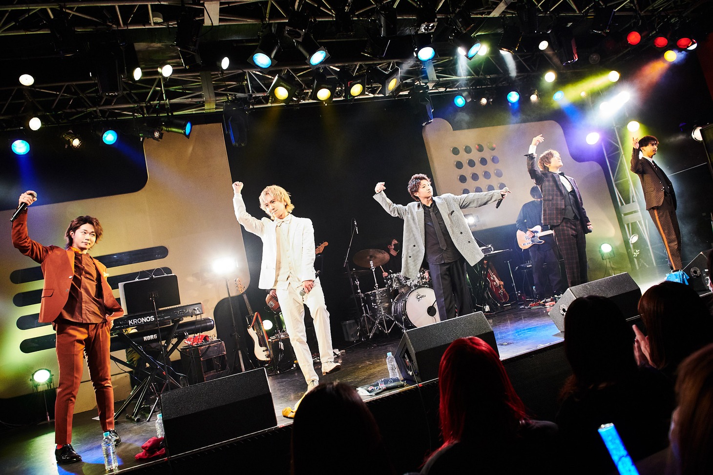 CUBERS「冬の“踊らないワンマン2022”～豪華なフルバンド編成！生演奏でお届けします～」の様子。（撮影：上溝恭香）