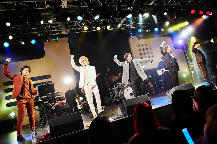 Cubers 踊らないワンマン でファンに新年の挨拶 スーツ姿で洋楽カバーも ライブレポート 写真32枚 音楽ナタリー