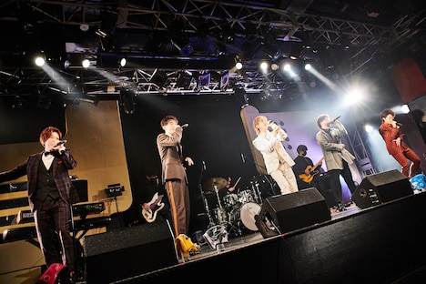 CUBERS「冬の“踊らないワンマン2022”～豪華なフルバンド編成！生演奏でお届けします～」の様子。（撮影：上溝恭香）