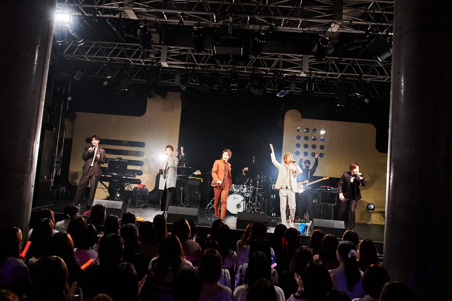 CUBERS「冬の“踊らないワンマン2022”～豪華なフルバンド編成！生演奏でお届けします～」の様子。（撮影：上溝恭香）