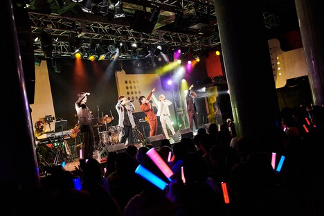 CUBERS「冬の“踊らないワンマン2022”～豪華なフルバンド編成！生演奏でお届けします～」の様子。（撮影：上溝恭香）