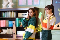 NiziUの新CM「スマホデビューのお約束」撮影の様子。左から