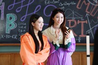 NiziUの新CM「スマホデビューのお約束」撮影の様子。左からRIO、AYAKA。