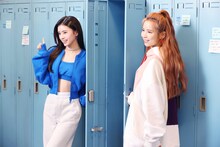 NiziUの新CM「スマホデビューのお約束」撮影の様子。左からRIMA、MAYA。