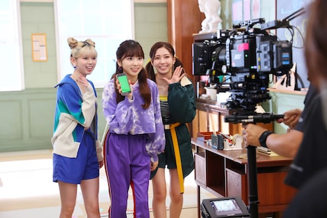 NiziUの新CM「スマホデビューのお約束」撮影の様子。左からRIKU、MIIHI、MAYUKA。