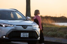 企画「COROLLA CROSS 100 ways」に参加するさとうもか。