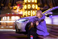 企画「COROLLA CROSS 100 ways」に参加するさとうもか。