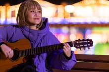 企画「COROLLA CROSS 100 ways」に参加するさとうもか。