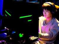 映画「ALIVEHOON アライブフーン」より。