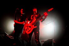 左から菅波栄純（G）、岡峰光舟（B）（Photo by RUI HASHIMOTO [SOUND SHOOTER]）