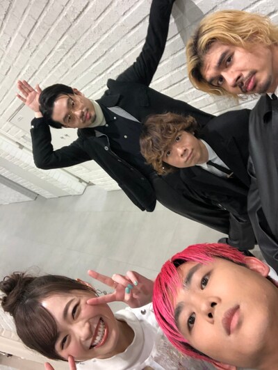 福原遥とOKAMOTO'S。