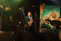 左から村上基（Tp）、橋本剛秀（Sax）、永田真毅（Dr）。（Photo by Momo Angela）