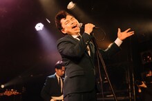 浜野謙太（Vo）（Photo by Momo Angela）