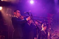 左からジェントル久保田（Tb）、村上基（Tp）、橋本剛秀（Sax）。（Photo by Momo Angela）