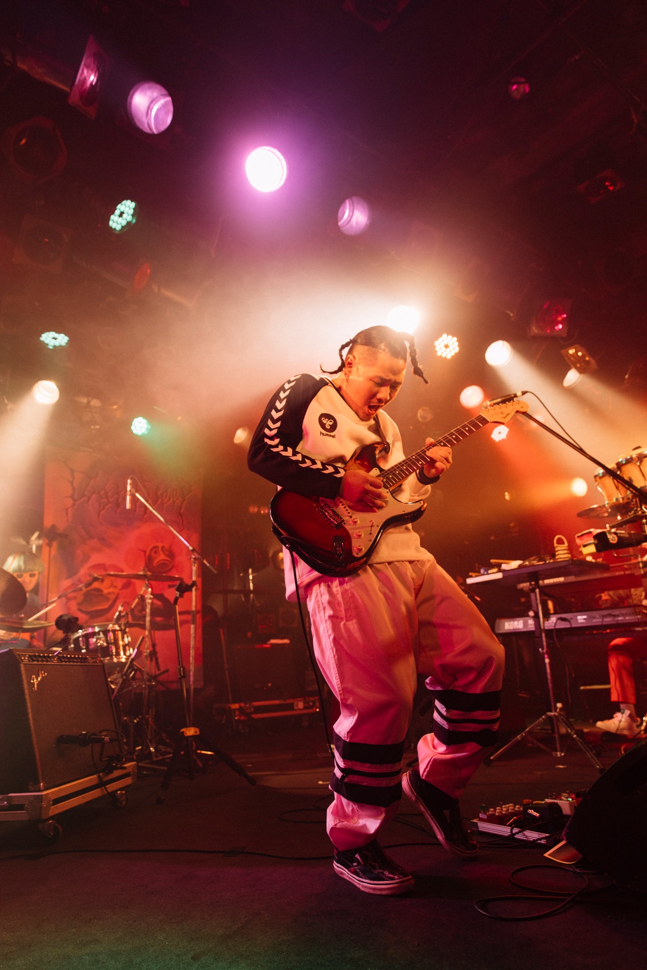 「Monster Play」でギターソロを弾く益田英知（Dr）。（Photo by Momo Angela）