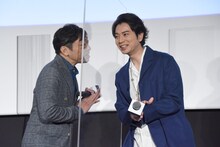 香川照之から耳打ちされる松本潤（嵐）。