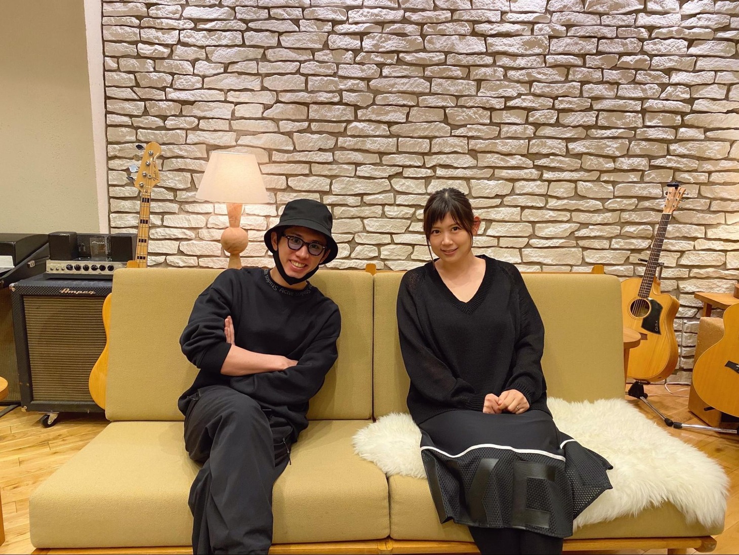左からTaka（ONE OK ROCK）、絢香。