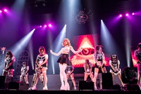 ダンサー・戦慄ビッチーズを従えて歌う戦慄かなの。