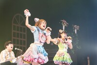 ゆゆうた（左）を交えて「恥晒し」を歌うfemme fatale。