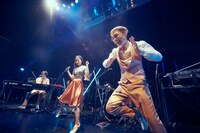 左から佐藤純一（Key, Cho）、towana（Vo）、kevin mitsunaga（PC, sampler）。