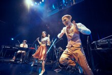 左から佐藤純一（Key, Cho）、towana（Vo）、kevin mitsunaga（PC, sampler）。