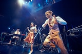 左から佐藤純一(Key, Cho)、towana(Vo)、kevin mitsunaga(PC, sampler)。