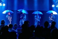 「覚醒のアドット ONEMAN LIVE 覚醒のパレード～もしかして、傘差して欲しいんやろか？～」の様子。