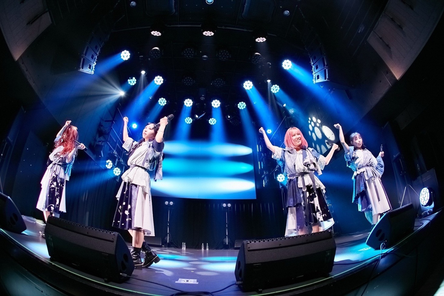 「覚醒のアドット ONEMAN LIVE 覚醒のパレード～もしかして、傘差して欲しいんやろか？～」の様子。