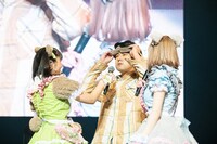 訳もわからず中野サンプラザホールのステージに立つゆゆうた（中央）。