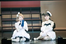 ステージに座り込んで話す戦慄かなの（左）と頓知気さきな（右）。