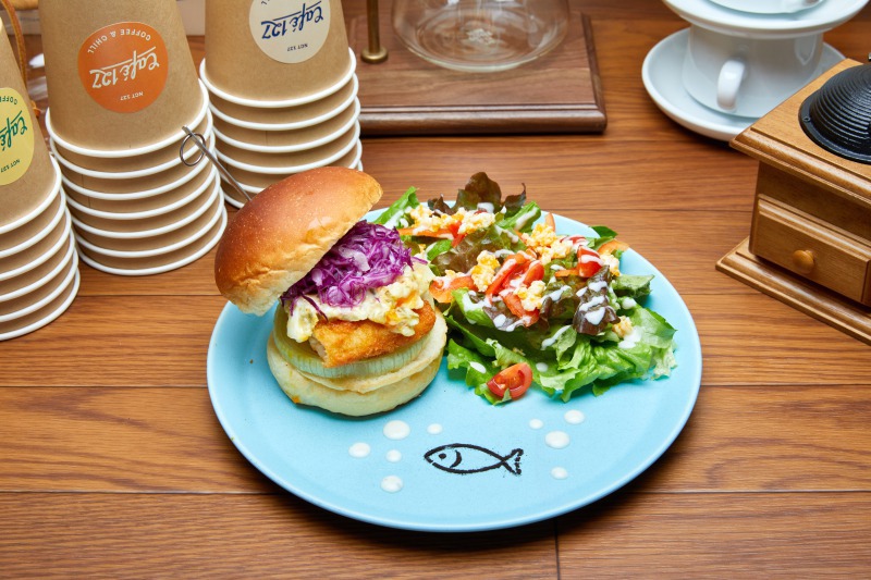 「NCTzen 127-JAPAN presents "Cafe 127"」のメニュー「JOHNNY JOHNNY FISH BURGER（JFB）」。