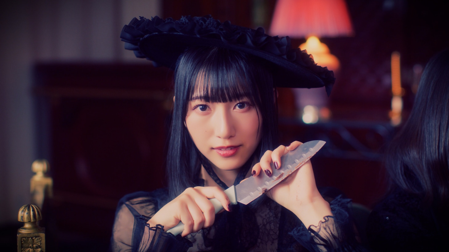 ≠ME「チョコレートメランコリー」のミュージックビデオより。(c)YOANI/KING RECORDS