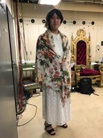 「空と君のあいだに」のミュージックビデオのときの中島みゆきのコスプレをする畠中悠。