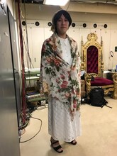 「空と君のあいだに」のミュージックビデオのときの中島みゆきのコスプレをする畠中悠。