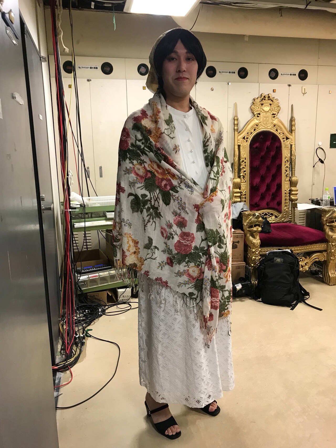 「空と君のあいだに」のミュージックビデオのときの中島みゆきのコスプレをする畠中悠。