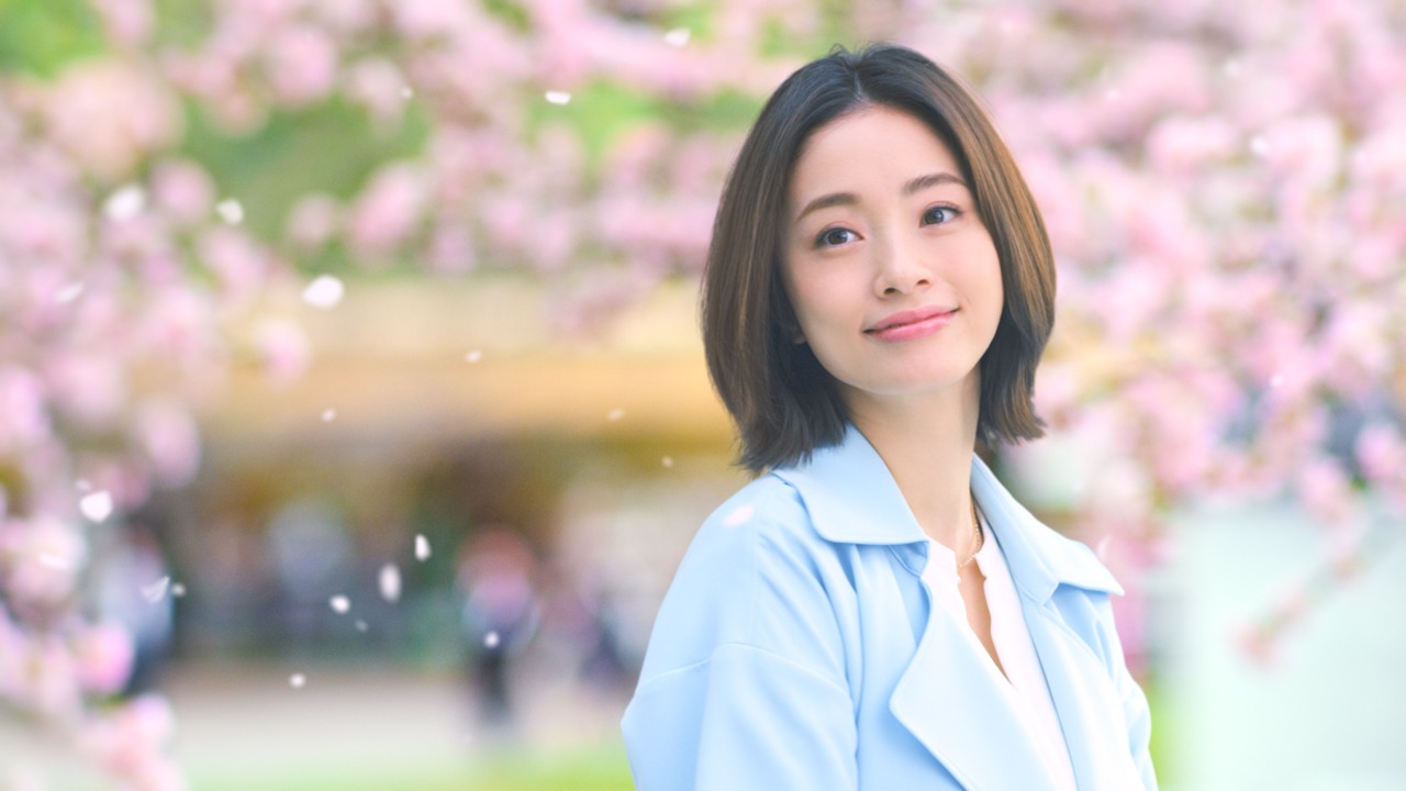 AOKIの新テレビCM「振り返る編」のワンシーン。