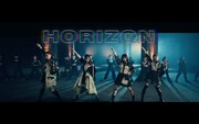 TEAM SHACHI「HORIZON」ミュージックビデオより。