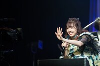 生配信の視聴者にカメラ越しに挨拶する真山りか。