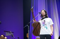 Tシャツをアピールする田口慎二（G）。