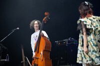 唐突にダジャレを言う真船勝博（B）。