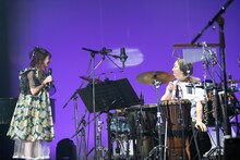 初の女性パーカッショニストとの共演となった中北裕子（Perc / 右）とすっかり打ち解けた様子の真山りか（左）。