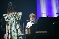 エビ中の野外ライブ「ちゅうおん」のバンマスとしてもおなじみの橋本しん（Piano）。