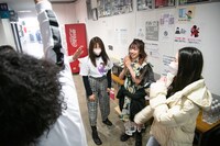 観覧に来たエビ中の星名美怜（左）と風見和香（右）もライブ直前の円陣に参加。