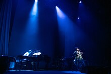 「Liar Mask」を歌う真山りか。