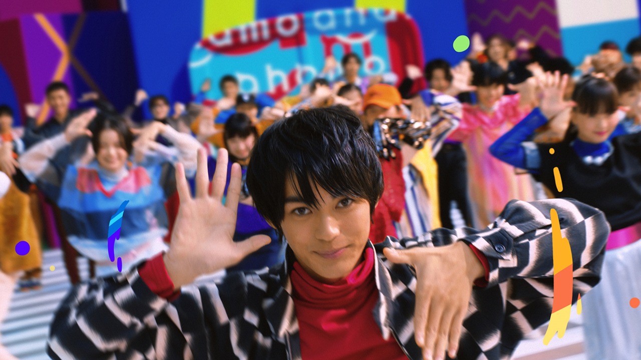 「ahamo」新Web CM「ahamoの扉編」のワンシーン。