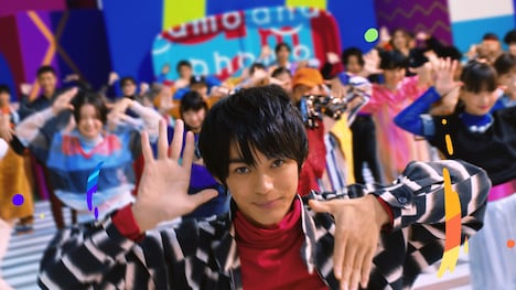 「ahamo」新Web CM「ahamoの扉編」のワンシーン。