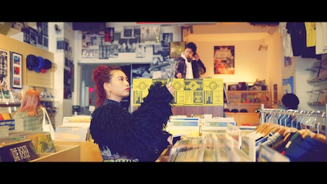 iScream「つつみ込むように...」ミュージックビデオより。