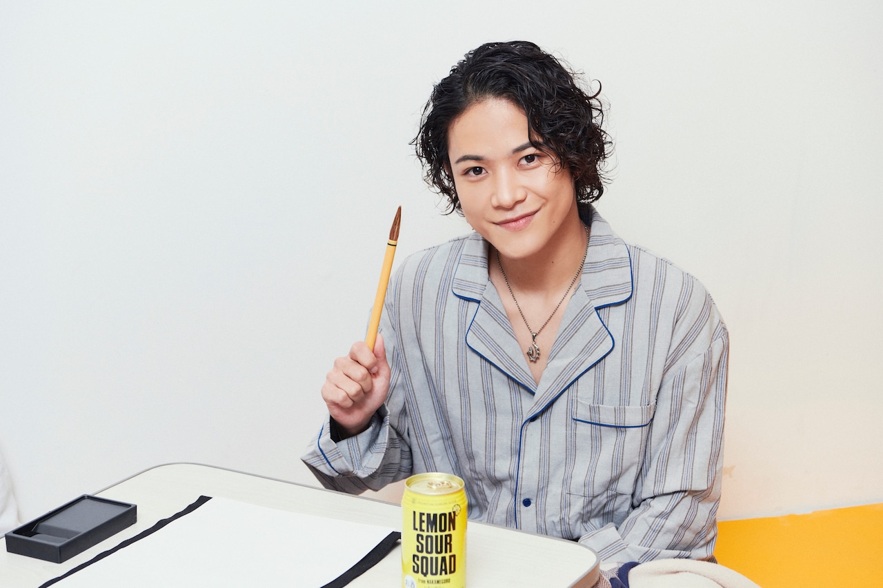 筆を持った岩谷翔吾さん。