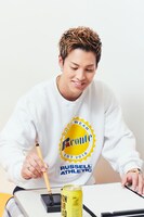 RIKUさんも筆を墨に浸します。